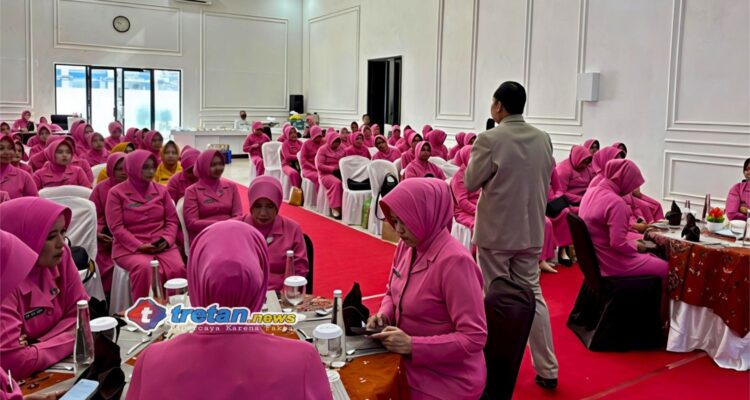 Bhayangkari Polres Pamekasan saat mengikuti pelatihan table manner