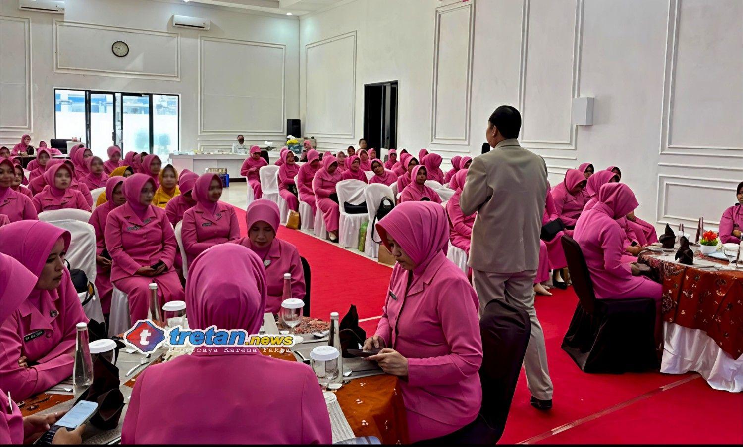 Bhayangkari Polres Pamekasan saat mengikuti pelatihan table manner
