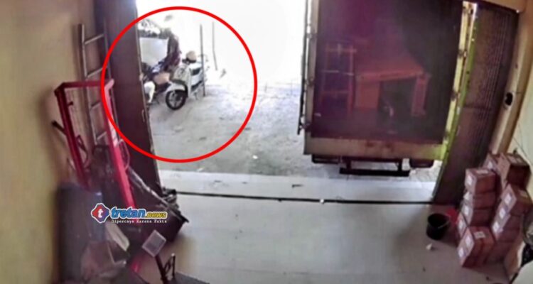 Rekaman CCTV aksi dugaan pencurian sepeda motor di Ruko Teja Pamekasan