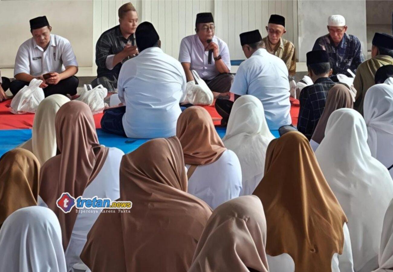 Pemilik CV Ayunda Permata Sejahtera H. Bambang bersama anak yatim penerima santunan di Pamekasan