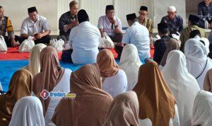 Pemilik CV Ayunda Permata Sejahtera H. Bambang bersama anak yatim penerima santunan di Pamekasan
