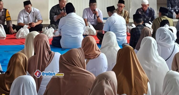 Pemilik CV Ayunda Permata Sejahtera H. Bambang bersama anak yatim penerima santunan di Pamekasan