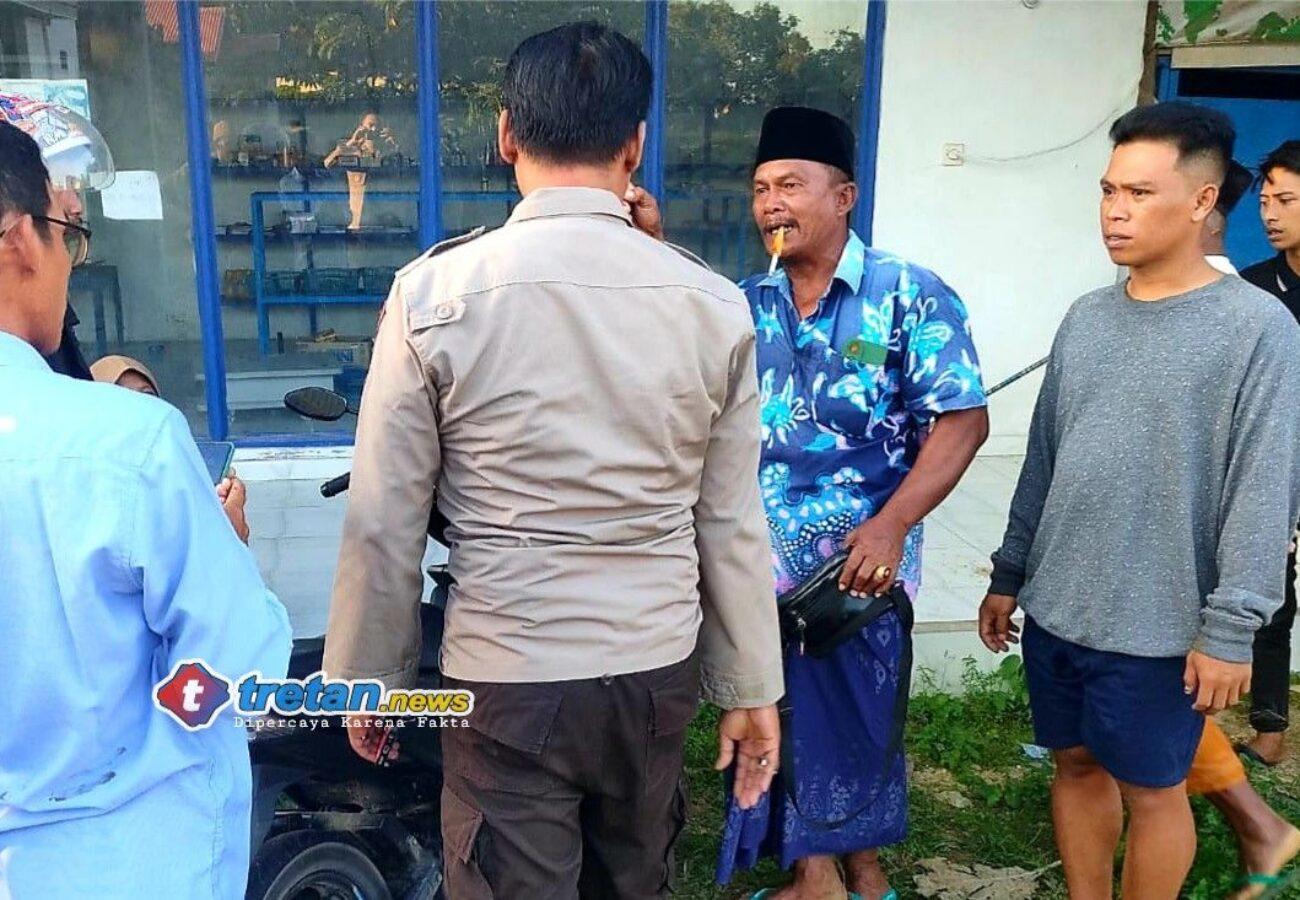 Petugas kepolisian melakukan olah TKP kecelakaan maut antara Honda Beat dan truk box di Desa Pamoroh, Kadur, Pamekasan