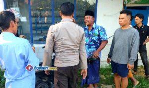 Petugas kepolisian melakukan olah TKP kecelakaan maut antara Honda Beat dan truk box di Desa Pamoroh, Kadur, Pamekasan