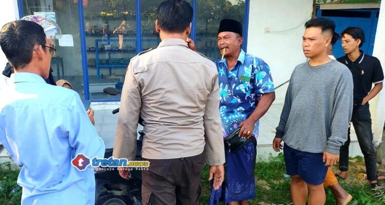 Petugas kepolisian melakukan olah TKP kecelakaan maut antara Honda Beat dan truk box di Desa Pamoroh, Kadur, Pamekasan