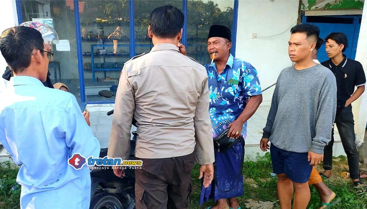 Petugas kepolisian melakukan olah TKP kecelakaan maut antara Honda Beat dan truk box di Desa Pamoroh, Kadur, Pamekasan