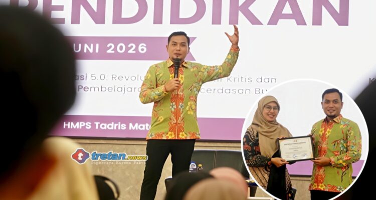 Khairul Umam menjadi pembicara Seminar Pendidikan di UIN Madura tentang AI dan nalar kritis, disertai momen penerimaan sertifikat penghargaan