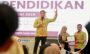 Khairul Umam menjadi pembicara Seminar Pendidikan di UIN Madura tentang AI dan nalar kritis, disertai momen penerimaan sertifikat penghargaan