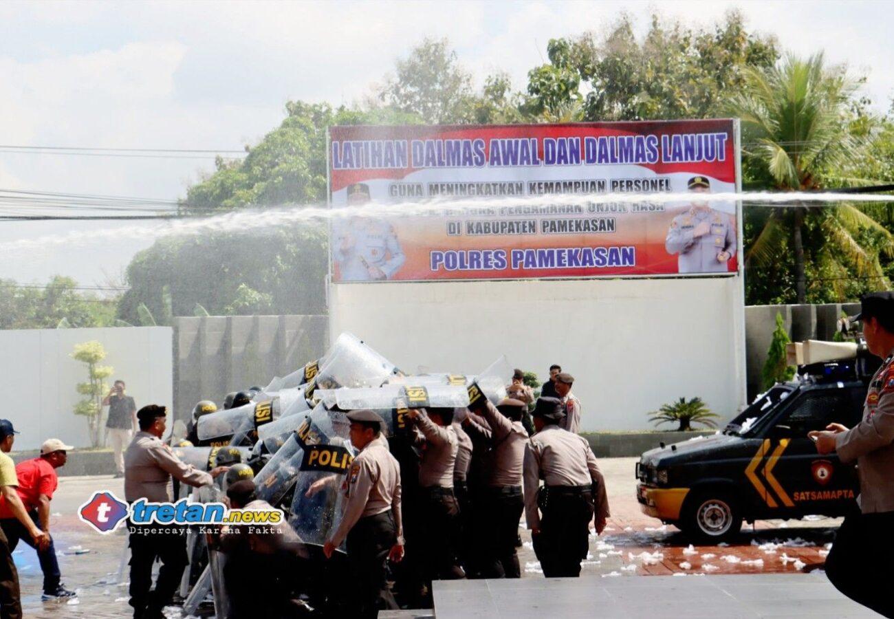 Personel Polres Pamekasan mengikuti latihan Dalmas terpadu untuk meningkatkan kesiapsiagaan kamtibmas di Mako Polres Pamekasan