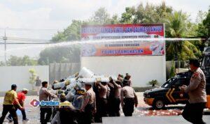Personel Polres Pamekasan mengikuti latihan Dalmas terpadu untuk meningkatkan kesiapsiagaan kamtibmas di Mako Polres Pamekasan