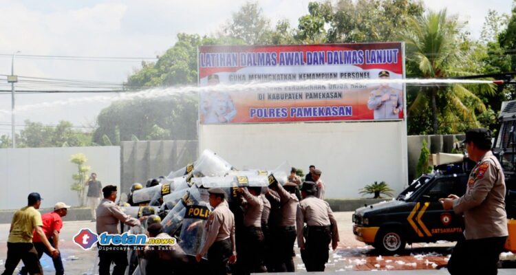 Personel Polres Pamekasan mengikuti latihan Dalmas terpadu untuk meningkatkan kesiapsiagaan kamtibmas di Mako Polres Pamekasan