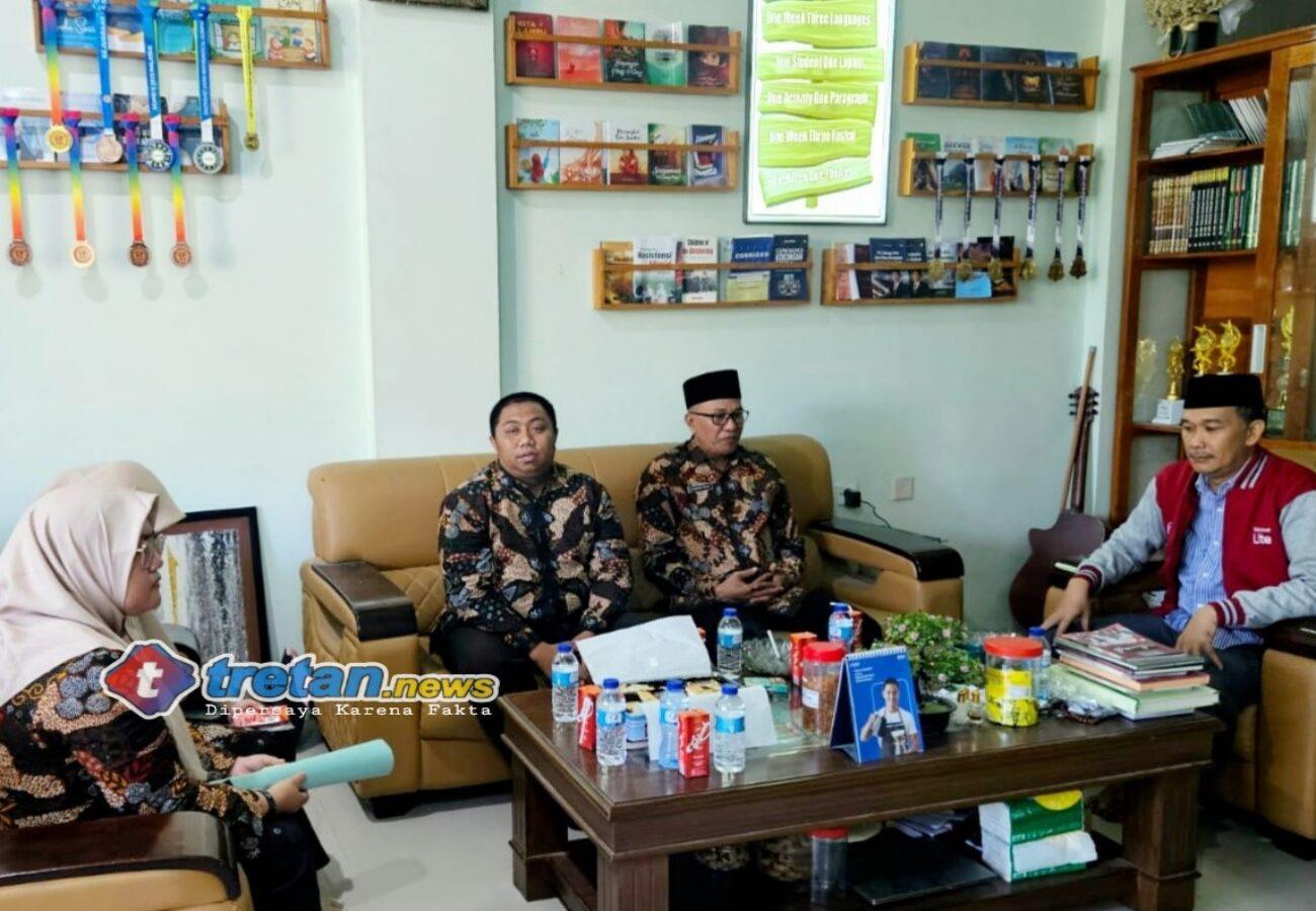 Penandatanganan kerja sama program tahfidz antara MAN 2 Pamekasan dan IBS PKMKK di Pamekasan