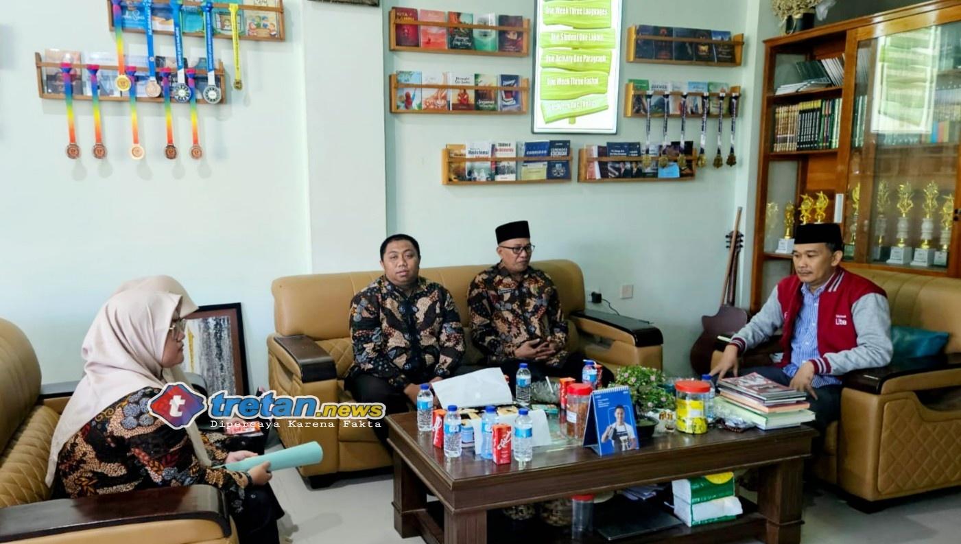 Penandatanganan kerja sama program tahfidz antara MAN 2 Pamekasan dan IBS PKMKK di Pamekasan