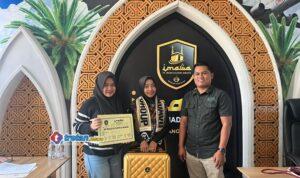 Finance Imawa Tour and Travel Rani Dwi bersama Anis pemenang umrah gratis HUT Kabar Madura