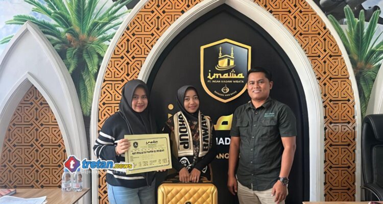 Finance Imawa Tour and Travel Rani Dwi bersama Anis pemenang umrah gratis HUT Kabar Madura