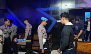 Petugas Polres Pamekasan mengamankan 33 botol miras hasil razia tempat hiburan