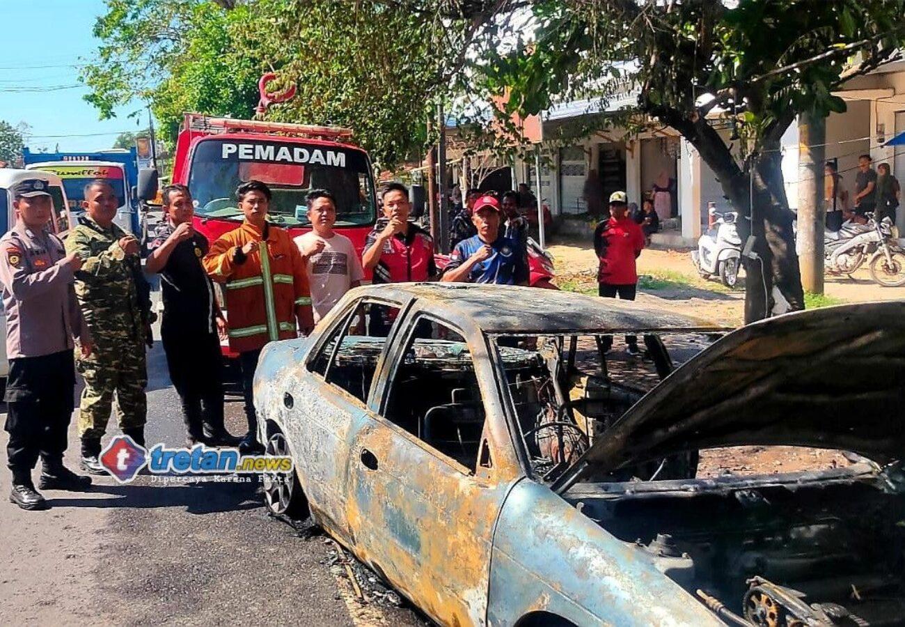 Mobil sedan Timor hangus terbakar di depan Pasar Keppo Pamekasan