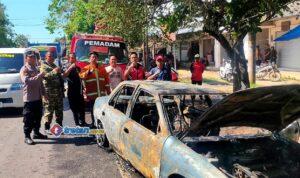 Mobil sedan Timor hangus terbakar di depan Pasar Keppo Pamekasan