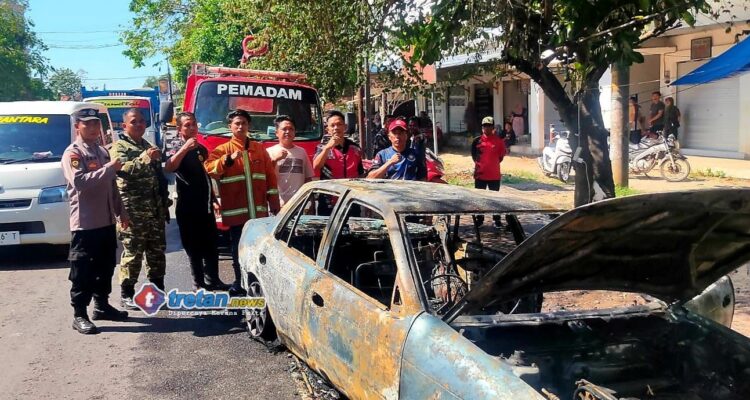 Mobil sedan Timor hangus terbakar di depan Pasar Keppo Pamekasan