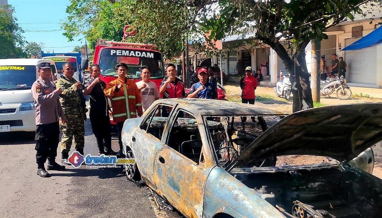 Mobil sedan Timor hangus terbakar di depan Pasar Keppo Pamekasan