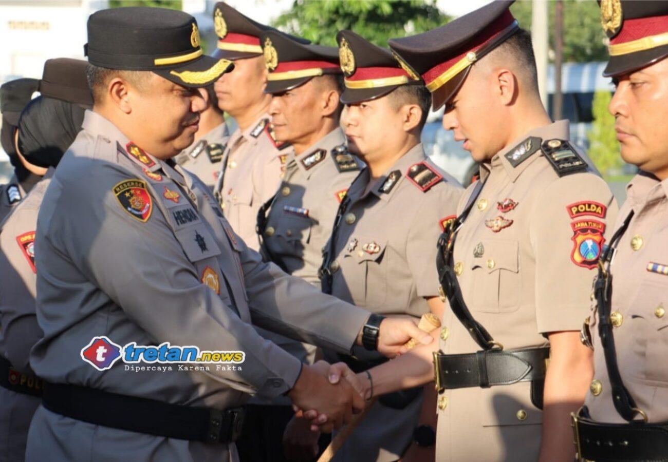 Kapolres Pamekasan memimpin upacara sertijab pejabat utama dan Kapolsek di Mapolres Pamekasan