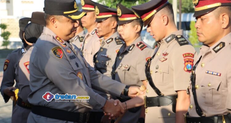 Kapolres Pamekasan memimpin upacara sertijab pejabat utama dan Kapolsek di Mapolres Pamekasan