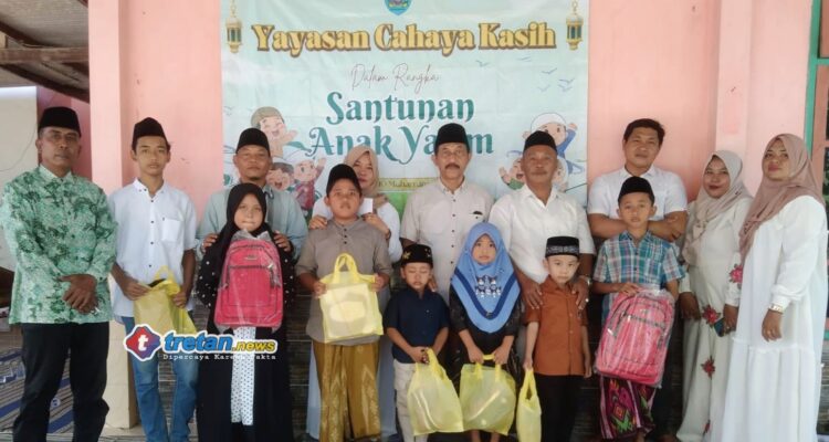 Yayasan Cahaya Kasih memberikan santunan kepada anak yatim di Pamekasan