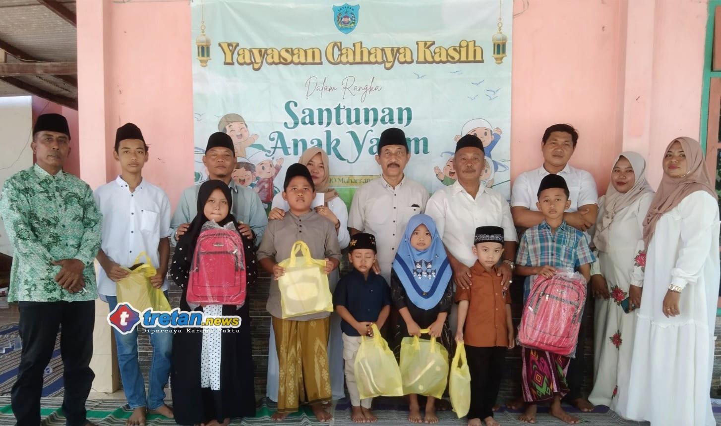 Yayasan Cahaya Kasih memberikan santunan kepada anak yatim di Pamekasan