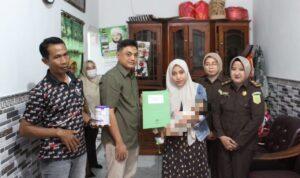 Gotong Royong Pegawai Kejari Sampang Berbuah Kepedulian, Balita Gizi Buruk Terima Bantuan (Mam)