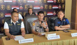 Foto: Kapolres Sampang AKBP Hartono, didampingi Kasat Reskrim Iptu Nur Fajri Alim dan Kasi Humas Polres Sampang, saat menggelar konferensi pers di Mapolres Sampang (Mam)