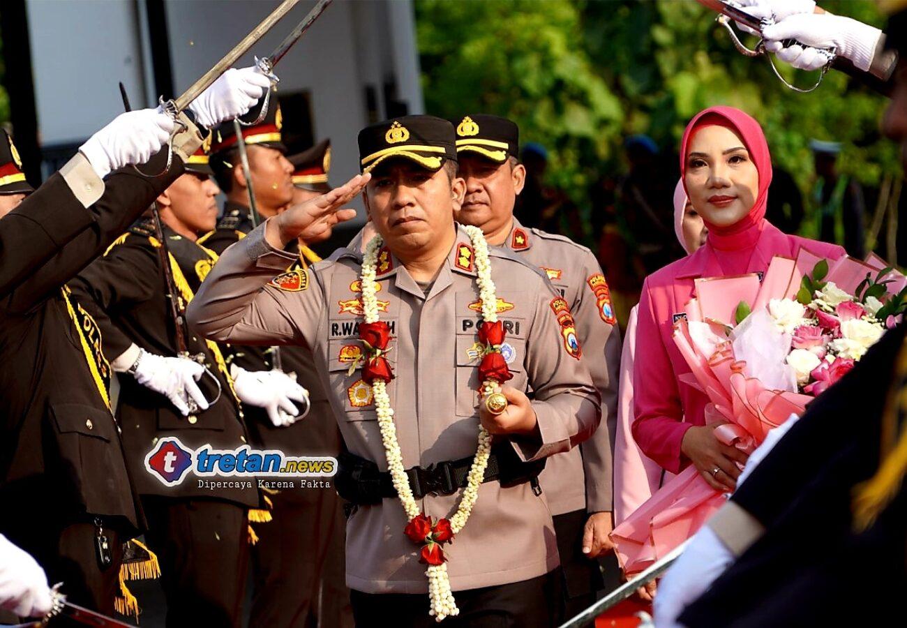 AKBP Wahyu Hidayat saat tradisi penyambutan Kapolres Pamekasan