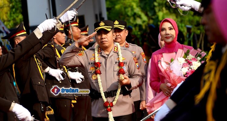 AKBP Wahyu Hidayat saat tradisi penyambutan Kapolres Pamekasan