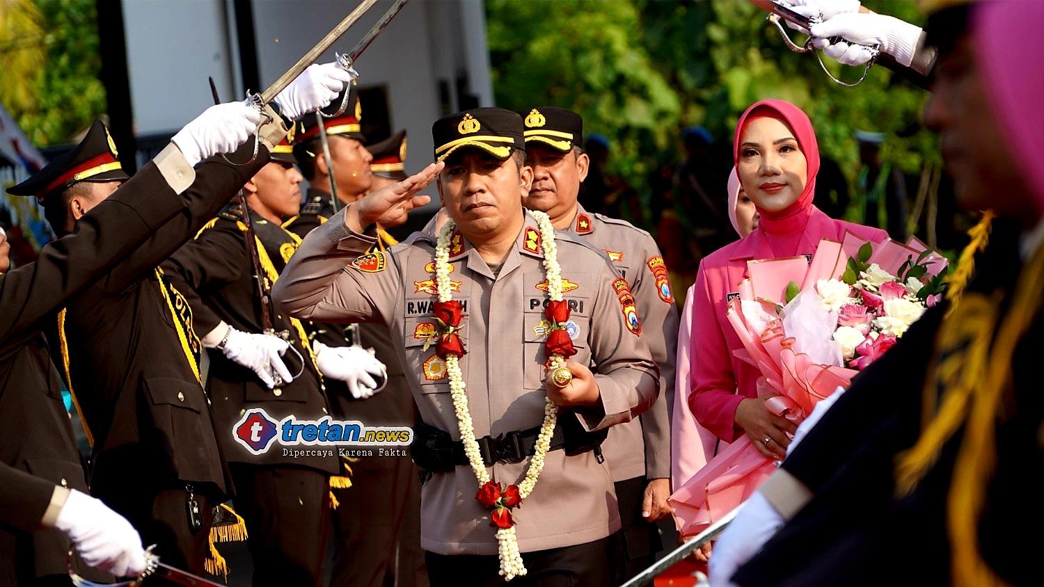 AKBP Wahyu Hidayat saat tradisi penyambutan Kapolres Pamekasan