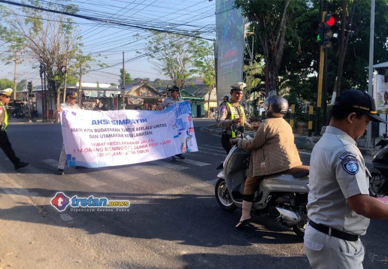 Petugas Satlantas Pamekasan bersama Jasa Raharja mengedukasi pengendara di Simpang Empat Kanginan