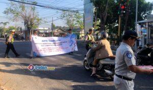 Petugas Satlantas Pamekasan bersama Jasa Raharja mengedukasi pengendara di Simpang Empat Kanginan