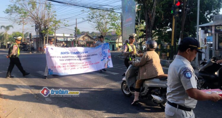Petugas Satlantas Pamekasan bersama Jasa Raharja mengedukasi pengendara di Simpang Empat Kanginan