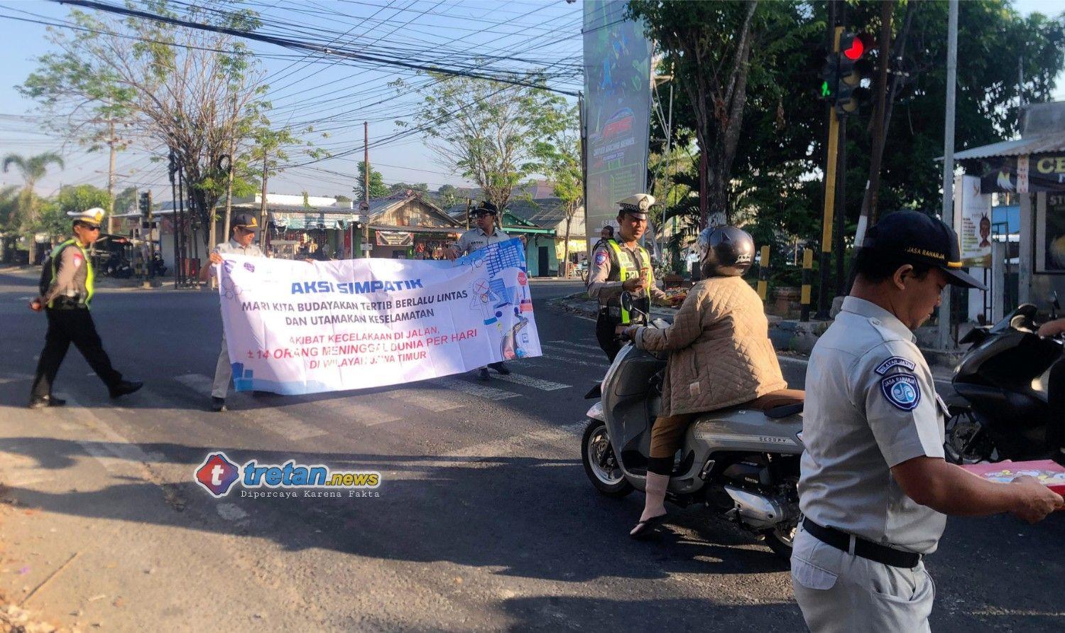 Petugas Satlantas Pamekasan bersama Jasa Raharja mengedukasi pengendara di Simpang Empat Kanginan
