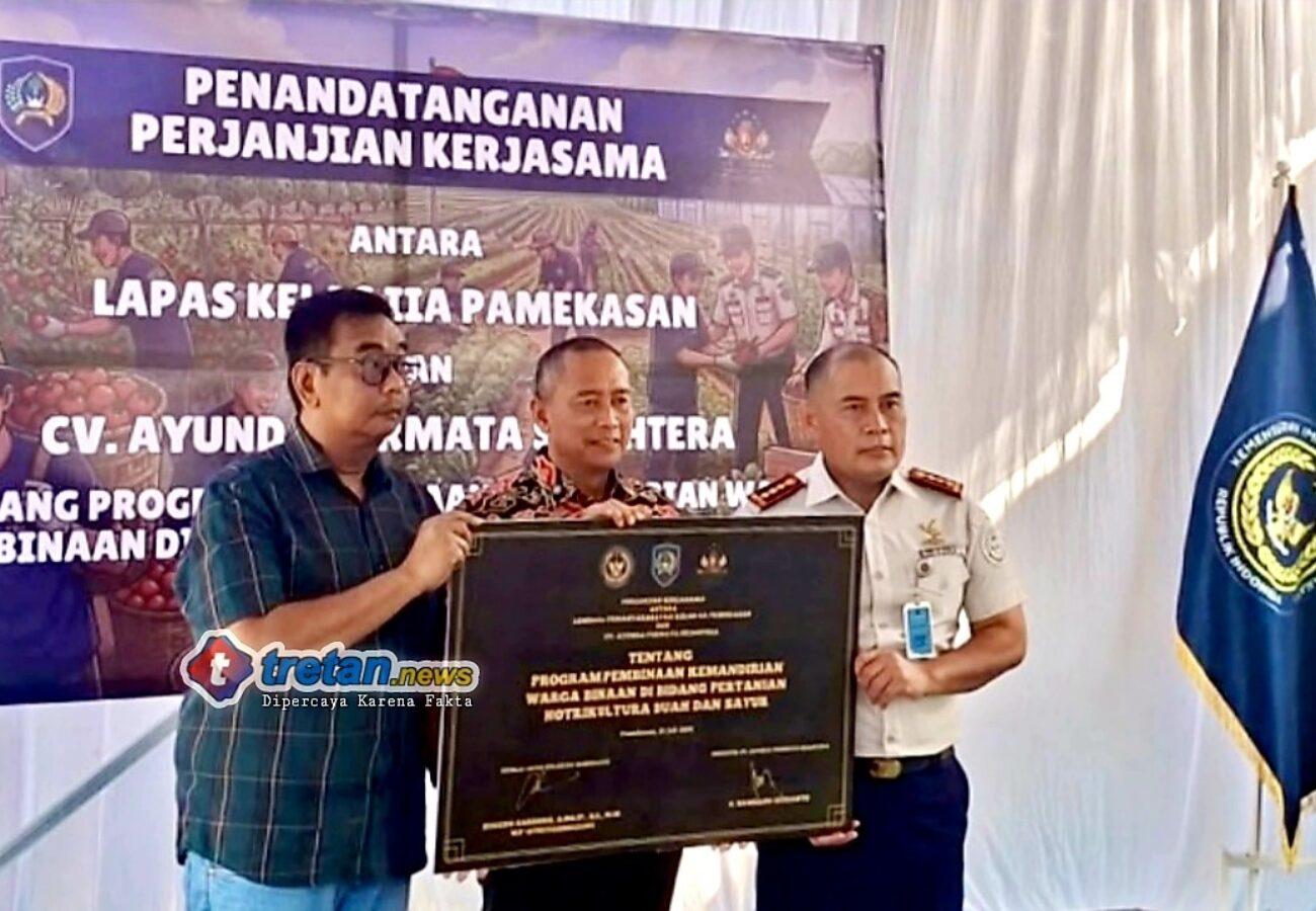 H. Bambang Budianto saat penandatanganan kerja sama pembinaan hortikultura di Lapas Pamekasan