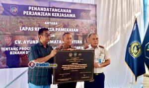 h-bambang-pembinaan-warga-binaan-lapas-pamekasan H. Bambang Budianto saat penandatanganan kerja sama pembinaan hortikultura di Lapas Pamekasan