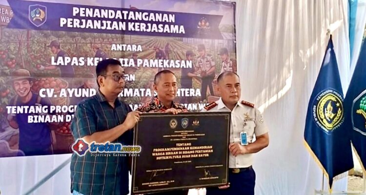 H. Bambang Budianto saat penandatanganan kerja sama pembinaan hortikultura di Lapas Pamekasan