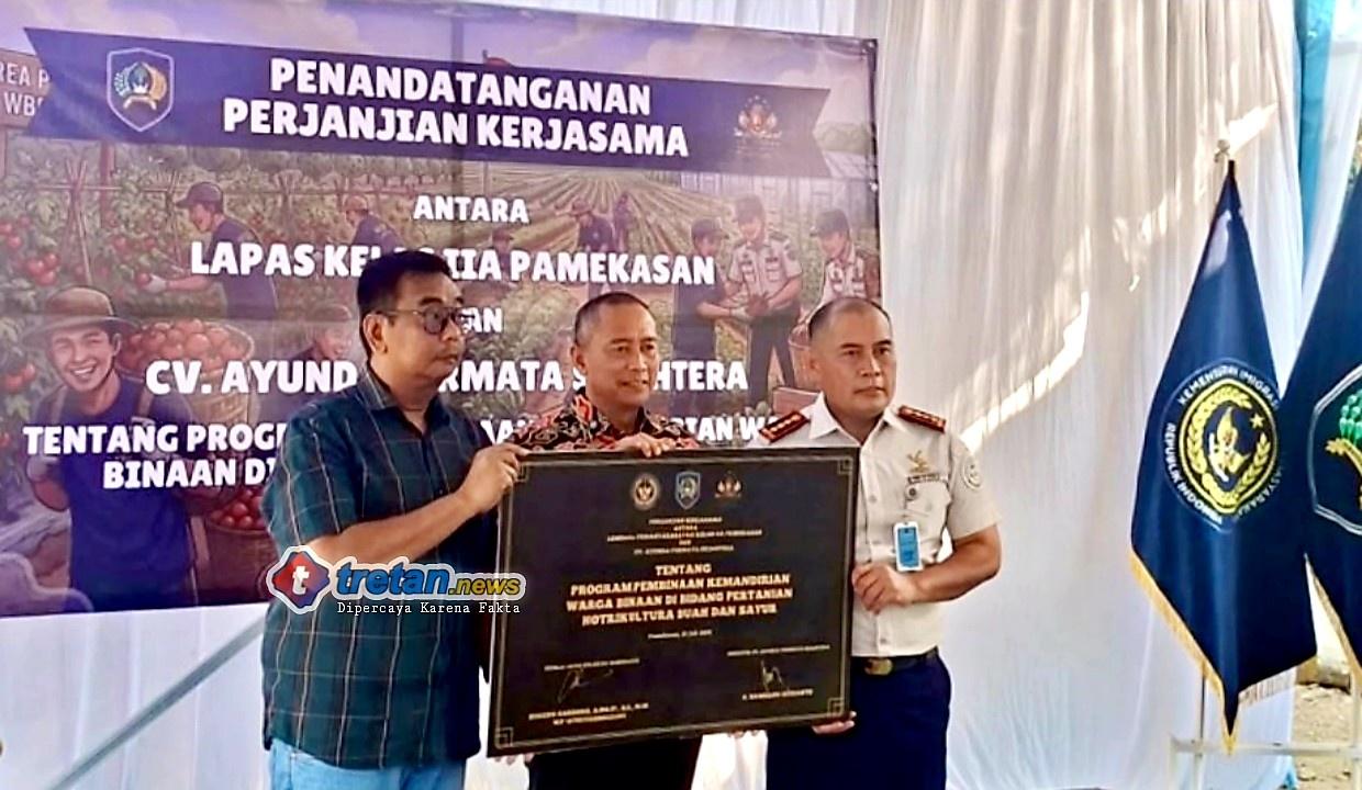 H. Bambang Budianto saat penandatanganan kerja sama pembinaan hortikultura di Lapas Pamekasan