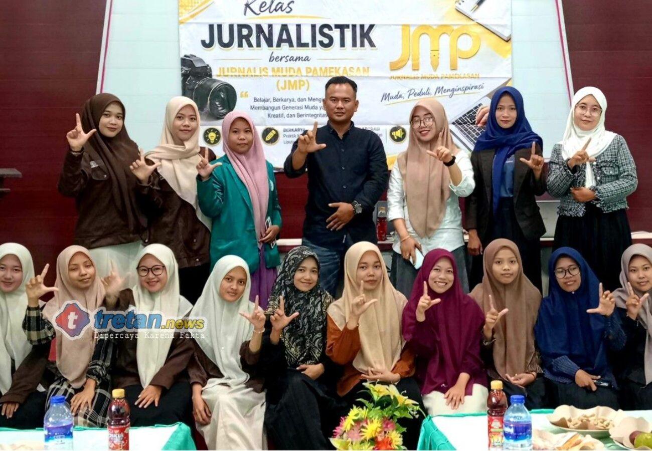 Andikur Rahman menyampaikan materi jurnalistik kepada peserta di STIS As-Salafiyah Pamekasan