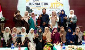 Andikur Rahman menyampaikan materi jurnalistik kepada peserta di STIS As-Salafiyah Pamekasan