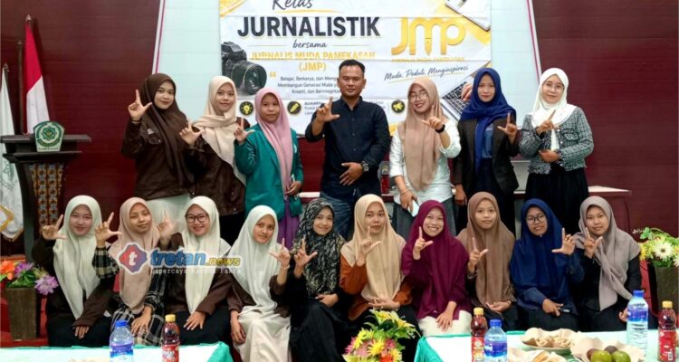 Andikur Rahman menyampaikan materi jurnalistik kepada peserta di STIS As-Salafiyah Pamekasan