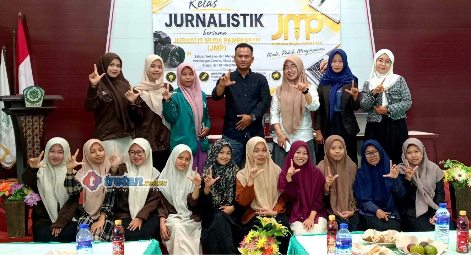 Andikur Rahman menyampaikan materi jurnalistik kepada peserta di STIS As-Salafiyah Pamekasan