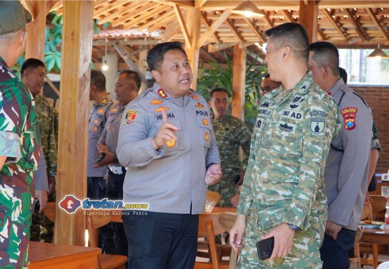 Kapolres dan Dandim Pamekasan saat silaturahmi memperkuat sinergitas TNI Polri