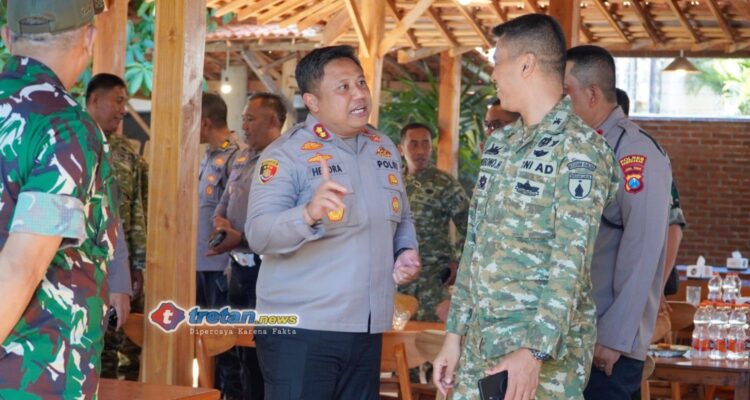 Kapolres dan Dandim Pamekasan saat silaturahmi memperkuat sinergitas TNI Polri