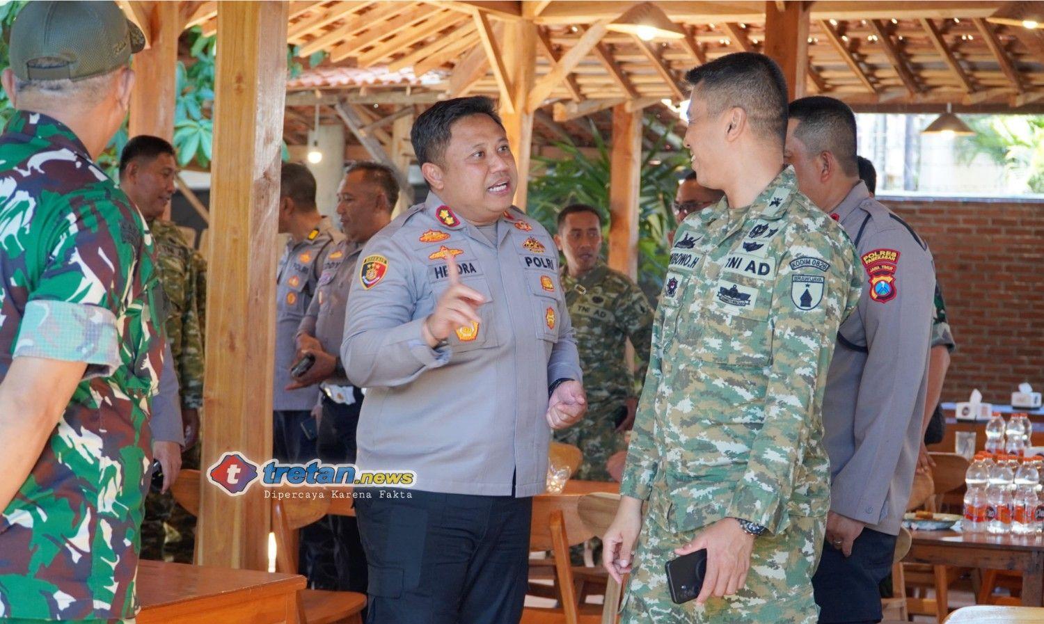 Kapolres dan Dandim Pamekasan saat silaturahmi memperkuat sinergitas TNI Polri