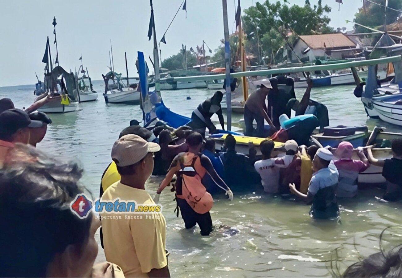 Tim SAR Gabungan mengevakuasi jenazah nelayan korban laka laut di perairan Pasean