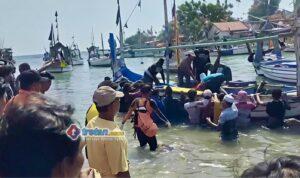 Tim SAR Gabungan mengevakuasi jenazah nelayan korban laka laut di perairan Pasean